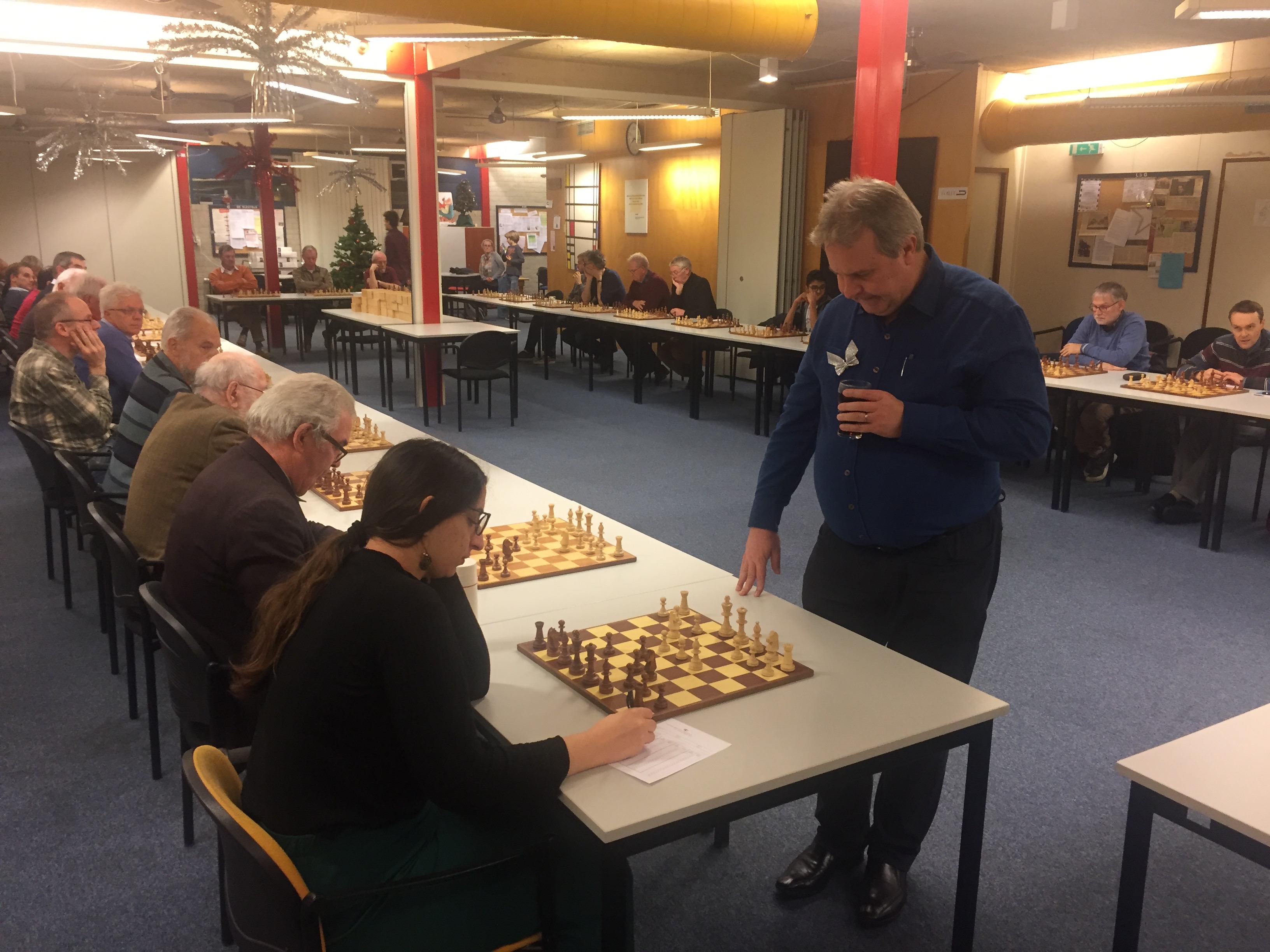 Dertigtal spelers schaakt simultaan tegen John van der Wiel