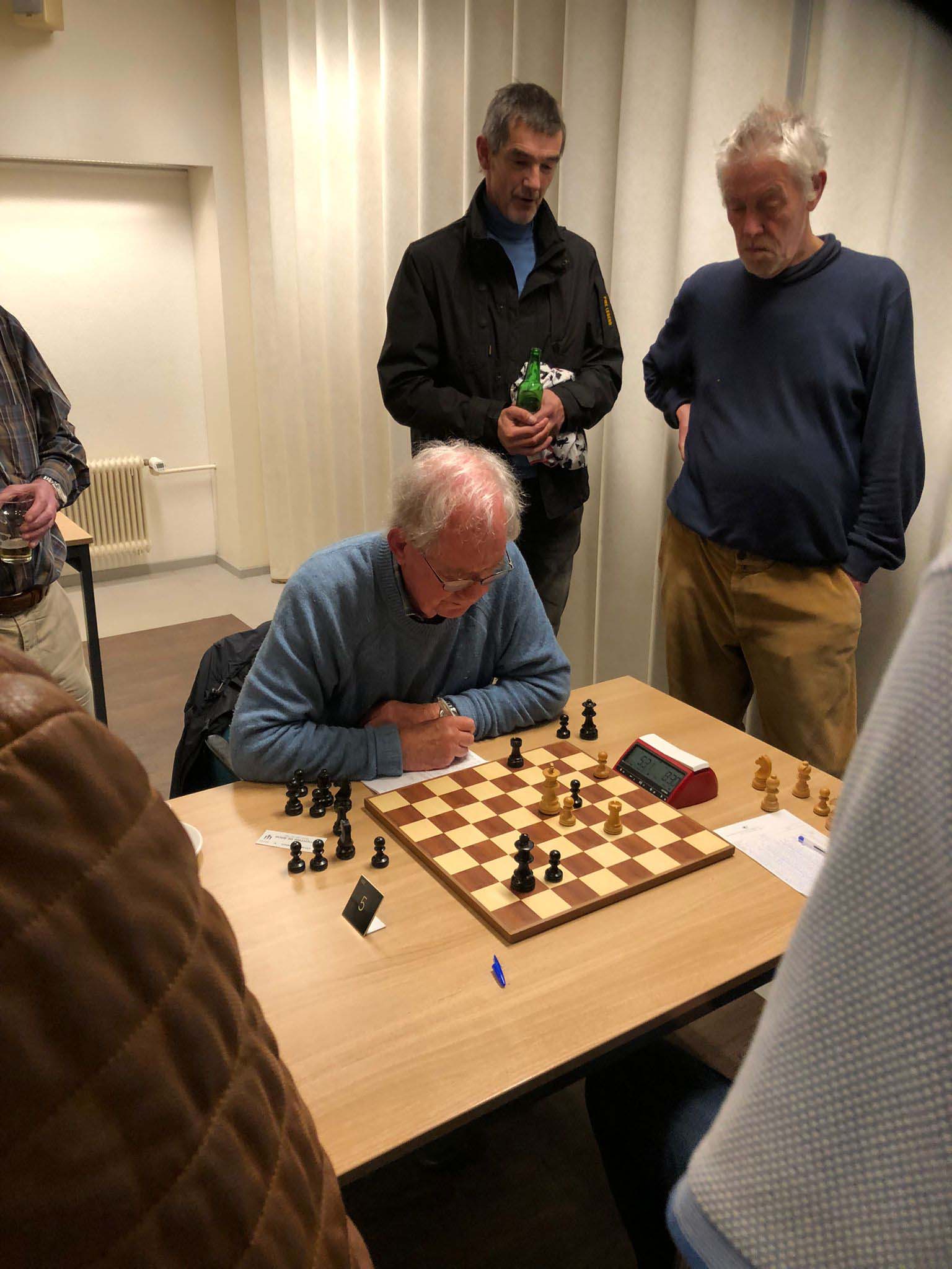 Michiel Vergeer in Alphen aan het schaken.