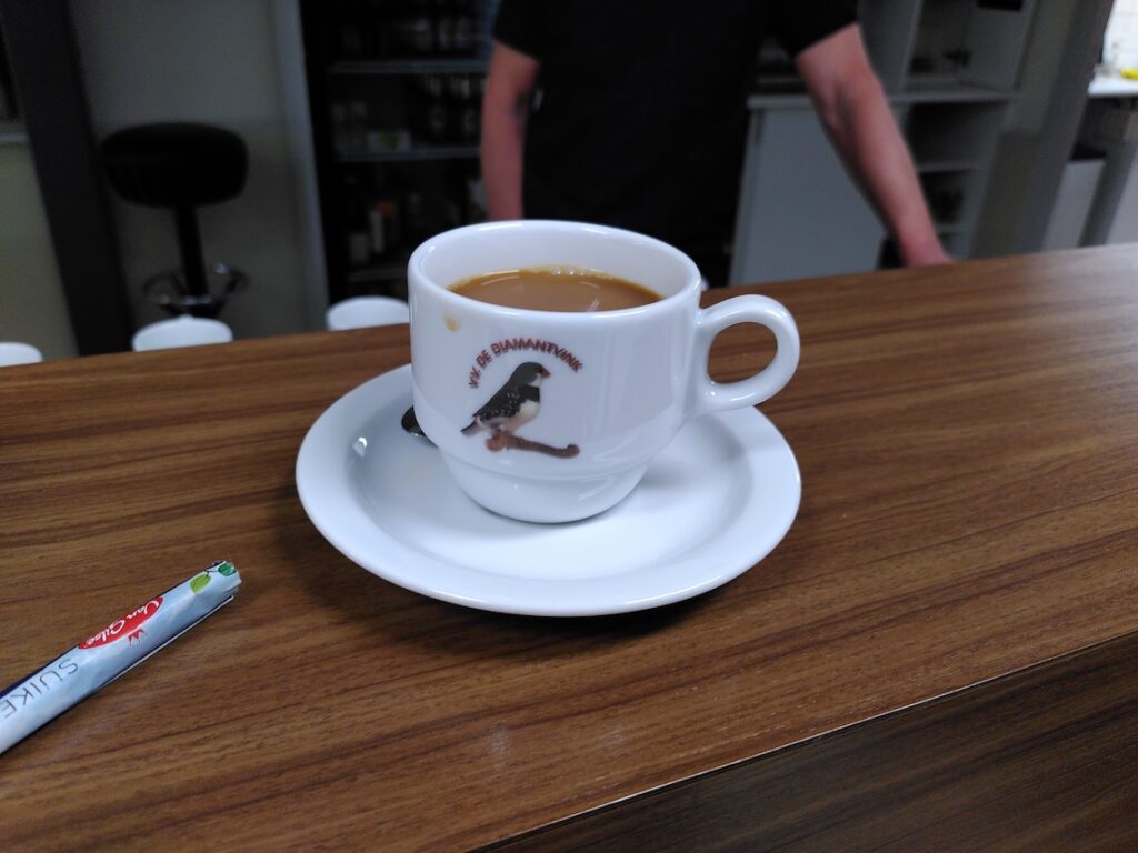 Koffiekopje met zowaar het logo van de vogelclub.