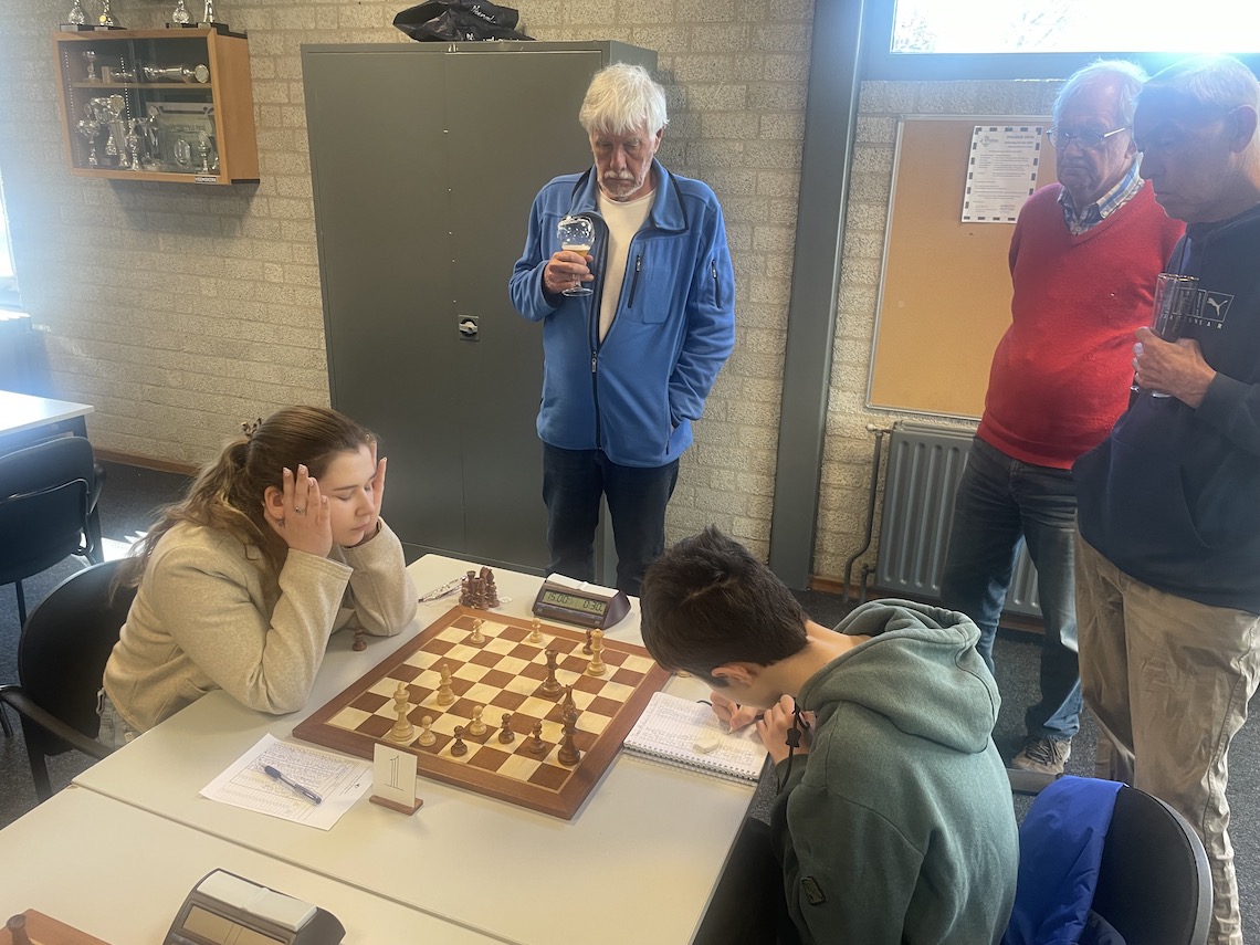 Tamila Machenko speelt tegen Maxim Teianu.