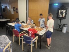De jeugd schaakt ook voorafgaand aan de ronde.
