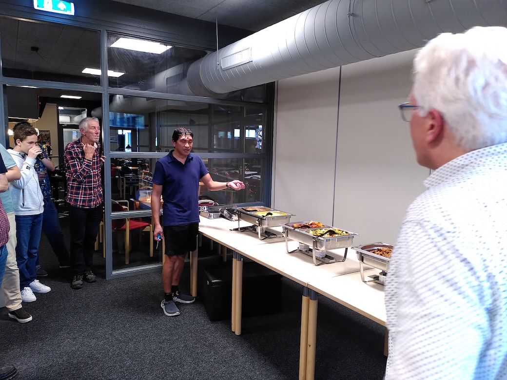 Erick Moeri geeft uitleg bij de Indische rijsttafel.