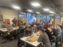 Philidor 2 zit op de voorste rij. Op bord 1 met zwart Onno Verbaken.