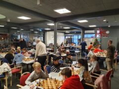 Ruim 130 kinderen namen deel aan de Grand Prix op 3 januari 2026, die door de Leidse Schaakclub Philidor werd georganiseerd.
