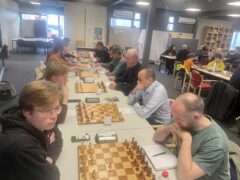 Philidor 4 op 7 maart (een ronde eerder dan in onderstaand verhaal) thuis spelend tegen Zwart op Wit 1. Ook deze wedstrijd eindigde in 4-4.